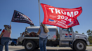 Trump-Anhänger haben sich Trumps Anwesen Mar-a-Lago in Florida versammelt. Foto: Dominic Gwinn/ZUMA/dpa