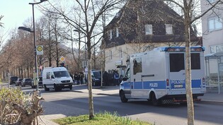 Polizeifahrzeuge in einer Straße im baden-württembergischen Reutlingen in Deutschland. Foto: Thomas de Marco/Schwäbisches Tagblatt /dpa