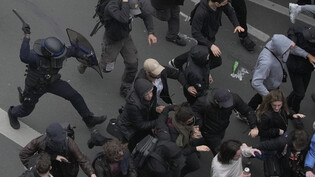 Bereitschaftspolizei ringt mit Demonstranten während einer Kundgebung in Paris. Foto: Christophe Ena/AP/dpa