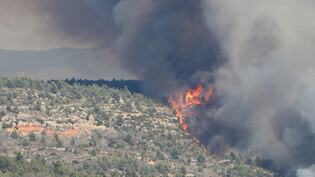 Flammen breiten sich in der Nähe des spanischen Dorfes Villanueva de Viver in Aragonien aus. Foto: Javier Escriche/EUROPA PRESS/dpa