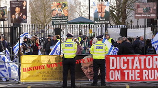 Demonstranten protestieren vor der Downing Street . Foto: Stefan Rousseau/PA/dpa