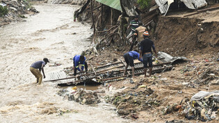 ARCHIV - Männer bergen Teile ihres zerstörten Hauses nach schweren Regenfällen, die der Zyklon «Freddy» verursacht hat. Der außergewöhnlich langlebige Tropensturm hat zum zweiten Mal innerhalb eines Monats im Südosten Afrikas eine Spur der Verwüstung…