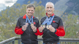 Titelhamsterer: Die Bündner Senioren-Langläufer Mario Vinzens (links) und Gian Jörger präsentieren ihre Medaillen vom Masters World Cup.