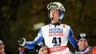Kennt den Erfolg auch als Aktiver: Rune Velta wird an der WM 2015 in Falun von den Kollegen nach dem Gewinn der Goldmedaille von der Normalschanze auf den Schultern getragen