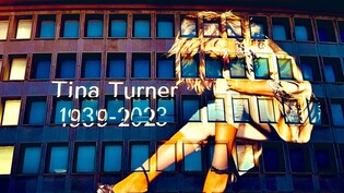 Die amerikanische Botschaft in Bern war am Freitagabend mit einem Porträt der verstorbenen Sängerin Tina Turner beleuchtet.