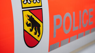 Die Berner Kantonspolizei sucht nach den Insassen eines in die Saane gestürzten Autos. (Symbolbild)