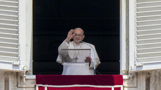 An Pfingsten feiert die katholische Kirche den Heiligen Geist. Vor dem mit Gläubigen gefüllten Petersplatz erteilte Papst Franziskus seinen Segen. Foto: Andrew Medichini/AP/dpa