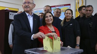 Präsidentschaftskandidat Kemal Kilicdaroglu und seine Frau Selvi Kilicdaroglu geben in Ankara ihre Stimmen ab. Foto: Ali Unal/AP/dpa