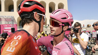 Primoz Roglic (rechts) und Geraint Thomas begrüssen einander zur Schlussetappe in Rom: 14 Sekunden trennen die beiden im Gesamtklassement