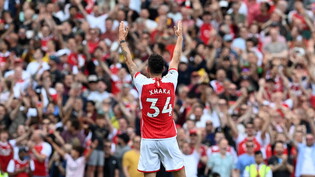 Granit Xhaka lässt sich von den Arsenal-Fans feiern