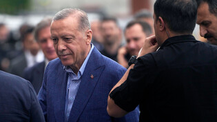 Recep Tayyip Erdogan kommt in einem Wahllokal in Istanbul zur Stimmabgabe. Foto: Khalil Hamra/AP/dpa