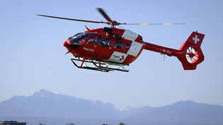 Mit mehreren Helikoptern hat am Dienstagabend in den Waadtländer Voralpen ein Grossaufgebot einen vermissten Wanderer gesucht. Die Einsatzkräfte fanden den 29-jährigen Belgier tot unterhalb einer Klippe. (Symbolbild)