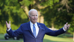 Joe Biden, Präsident der USA, sagt "I got sandbagged", als er über seinen Sturz in der U.S. Air Force Academy spricht, während er von seinem Hubschrauber mit dem Rufzeichen Marine One bei der Ankunft auf dem Südrasen des Weißen Hauses geht. Foto: Alex…