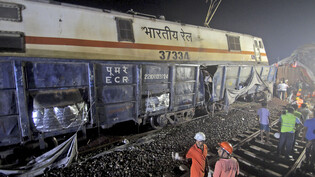 Rettungskräfte arbeiten an der Unglücksstelle, nach einem schweren Zugunglück im indischen Bundesstaat Odisha. Foto: Uncredited/AP