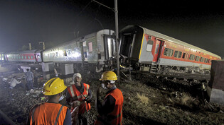 Rettungskräfte arbeiten an der Unglücksstelle nach einem schweren Zugunglück im indischen Bundesstaat Odisha. Foto: Uncredited/AP