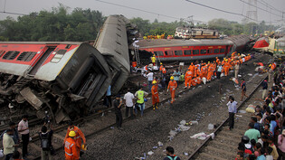 dpatopbilder - Rettungskräfte arbeiten an der Unfallstelle nach einem schweren Zugunglück im indischen Bundesstaat Odisha. Foto: Uncredited/AP