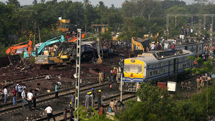 Die indischen Behörden beenden die Rettungsarbeiten und beginnen mit der Beseitigung der Wrackteile zweier entgleister Personenzüge im Osten Indiens, bei denen über Hunderte Menschen ums Leben kamen - eines der tödlichsten Zugunglücke des Landes seit…