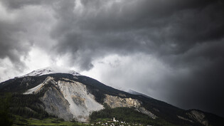 Weil er nicht mehr rechtzeitig evakuiert werden könnte, hat die Gemeinde Albula am Sonntag einen Wanderweg nahe des absturzgefährdeten Bergs gesperrt.