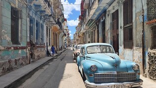 Ein Oldtimer steht in einer Straße im Zentrum der kubanischen Hauptstadt geparkt. Die Wirtschaft des sozialistischen Karibikstaates ist stark vom Tourismus abhängig und leidet unter dessen Einbruch im Zuge der Corona-Pandemie. Kuba ist für viele ein…