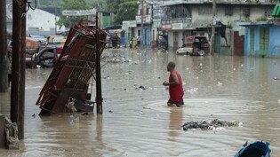 Heftiger Regen hat im Karibikstaat Haiti zu schweren Überschwemmungen geführt - so wie hier in der Hauptstadt Port-au-Prince. Foto: Odelyn Joseph/AP