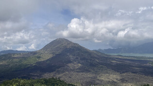 Der Mount Batur: Der heilige Vulkane von Bali mit dem danebenliegenden Batur-See. Foto: Carola Frentzen/dpa