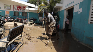 Arbeiter säubern das Krankenhaus Saint-Croix, nachdem es am vergangenen Samstag durch schwere Regenfälle und Überschwemmungen beschädigt wurde. Die Zahl der Todesopfer steigt weiter an. Foto: Odelyn Joseph/AP