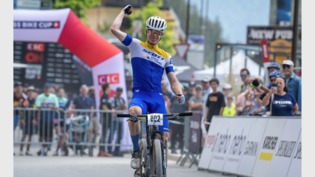 Grosser Triumph: Der Eschenbacher Dario Lillo (links) fährt in Crans-Montana als überlegener U23-Schweizer-Meister im Cross-Country ins Ziel.