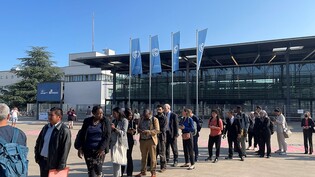 ARCHIV - Delegierte der UN-Klimakonferenz warten am Montagmorgen vor dem World Conference Center in Bonn. Die zehntägige Konferenz in Bonn dient der Vorbereitung der Weltklimakonferenz (COP28) Ende des Jahres in Dubai. Foto: Christoph Driessen/dpa