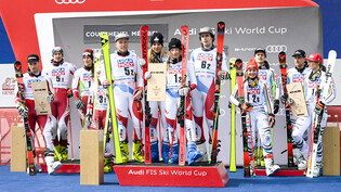 Erster Weltcupsieg: Das Schweizer Quartett in der Mitte um die beiden Bündner Fadri Janutin (links) und Sandro Simonet überrascht im Mixed-Teamevent zum Saisonabschluss. 