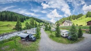 Wird nicht ausgebaut: Eine einst vorgesehene Erweiterung des Campingplatzes «Rinerlodge» in Davos Glaris auf der gegenüberliegenden Seite des Landwassers wird nicht weiterverfolgt.