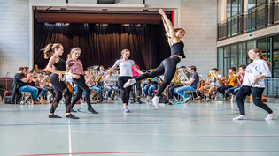 Vertanzte Blechblasmusik: Fünf Tänzerinnen der Churer Tanzschule Balleo proben mit der Brass Band Cazis in der Cazner Mehrzweckhalle für ihren grossen gemeinsamen Auftritt in der Bündner Arena.