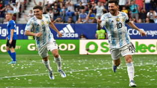 Hat Grund zum Feiern: Lionel Messi (rechts) bejubelt im Spiel gegen Estland ein Tor. 