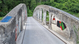 Eine ziemliche Verunstaltung: Die denkmalgeschützte Dalvazzabrücke ist an mehreren Stellen versprayt.