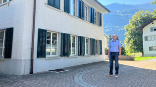 Schule machen: Peter Zentner ist Departmentsleiter Schule und Familie in Glarus Süd. Sein Büro ist im ehemaligen Schulhaus in Nidfurn.