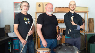 Multiinstrumentalisten: Die Calabrun-Musiker Mario Giovanoli, Felix Rüedi und Simon Steiner (von links) proben in ihrem Bandraum in Rothenbrunnen.