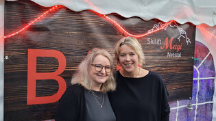 Die Chilbi heisst jetzt Dorffest: Doris Weber (links) und Monika Leuzinger betreuen die Bar im Mugizelt.