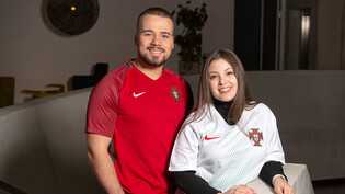 Vor dem Spiel: Leonardo Lopes und Liliana Almeida in passenden Portugal-Fussballtrikots. 