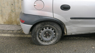 Nicht nur ein platter Reifen: Eine 47-jährige Autofahrerin wird bei einem Unfall in Schwanden unbestimmt verletzt. 