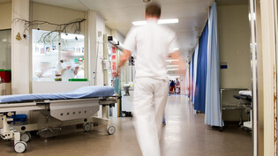 Teufelskreis: Genaue Zahlen zu den vollen Betten und einer erhöhten Sterblichkeitsrate kann das Kantonsspital Graubünden nicht liefern. Ein Chefarzt versucht aber, den Zusammenhang zu erklären.