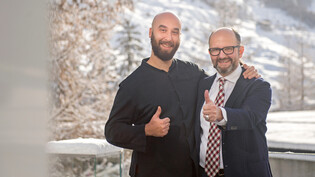 Da war die Gourmetwelt in Vals noch in Ordnung: Als «Koch des Jahres 2022» wird Mitja Birlo, der Küchenchef des «7132 Silver Restaurant» (links) ausgezeichnet. Hotelbesitzer Remo Stoffel freut es.


