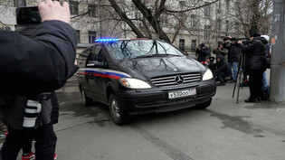 Ein Wagen mit dem US-Journalisten Evan Gershkovich verlässt ein Gericht in Moskau.