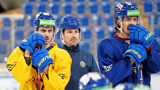Im Hintergrund: Peter Mettler (mitte) beobachtet das Eistraining des HC Davos zwischen den Spielern Oliver Heinen (links) und Matej Stransky.