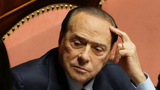 Silvio Berlusconi im Oktober im Parlament: Familie und politische Weggefährten bangen um das Leben des ehemaligen italienischen Premiers.