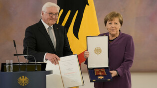 Mit dem höchsten deutschen Orden geehrt: Alt Kanzlerin Angela Merkel nimmt von Bundespräsident das Grosskreuz in besonderer Ausführung entgegen.