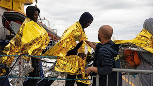 Bereits 40 000 in diesem Jahr: Gerettete Bootsflüchtlinge gehen in Italien an Land.