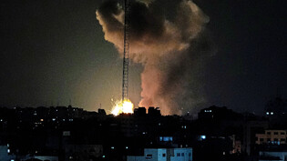 Vergeltungsakt: Rauch und Feuer steigen nach einer Explosion auf, die durch einen israelischen Luftangriff auf Gaza-Stadt am späten Dienstag verursacht wurde. 