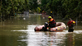 Lage bleibt angespannt: Rettungskräfte sind am Donnerstag auf einer überfluteten Strasse in Faenza, im Norden Italiens, unterwegs.  