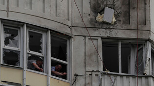 Absender bisher unbekannt: Russische Ermittler arbeiten am Dienstag nach einem Drohnenangriff in einem Gebäude in Moskau. 