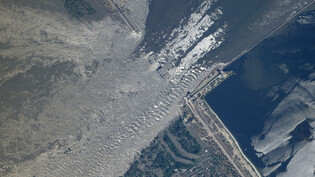 Gewaltige Zerstörung: Eine Satellitenaufnahme zeigt den gesprengten Staudamm Kachowka. 