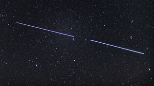 Im Weltall gehts hoch her: Eine Aufnahme vom Januar 2020 zeigt die dritte von seither knapp 80 Staffeln Starlink-Raketen, die auf ihrem Weg ins Weltall als Lichtstreifen am Himmel zu erkennen sind.